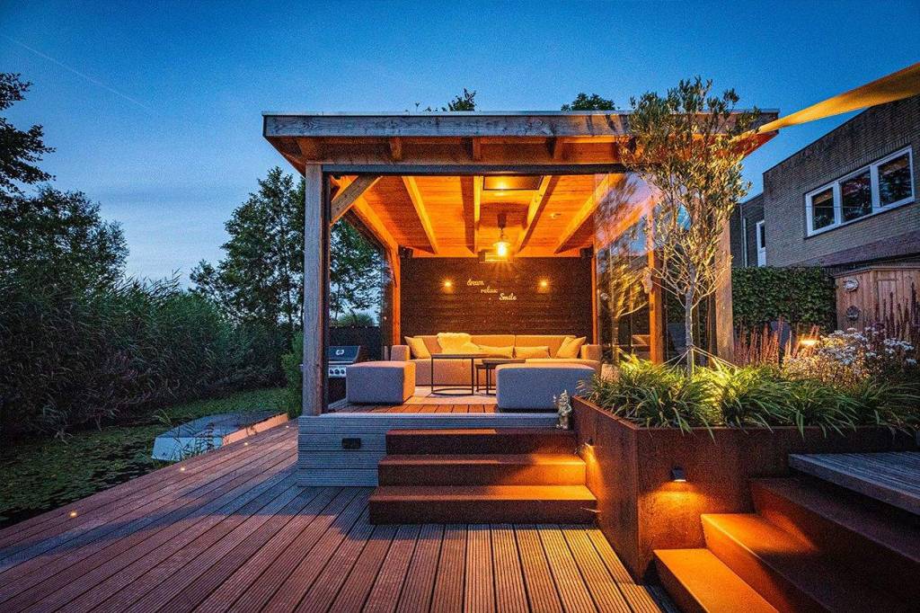 Verlichte houten overkapping met lounge en terras