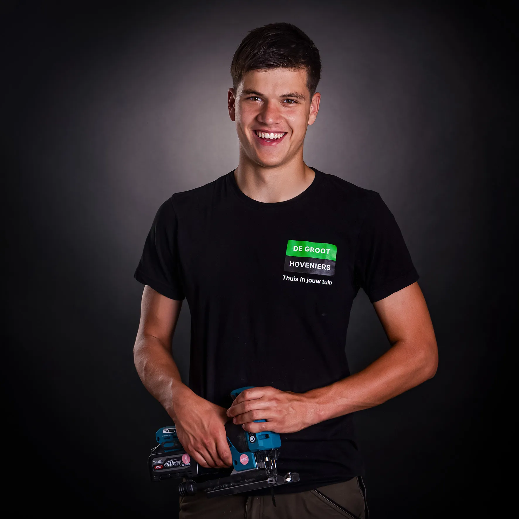 Teamlid met elektrisch handgereedschap