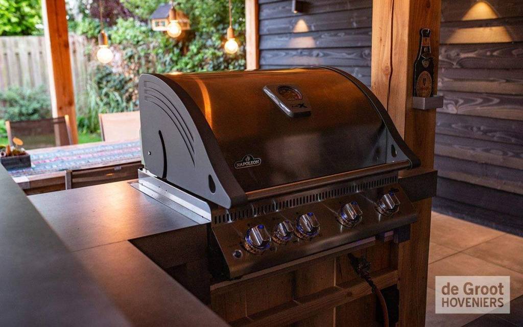 Barbecue op een buitenbar onder een houten overkapping