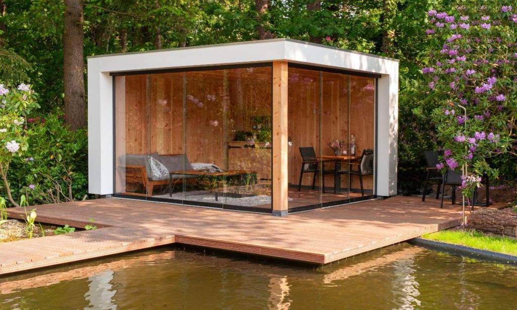 Visualisatie van glazen overkapping met houten vlonder