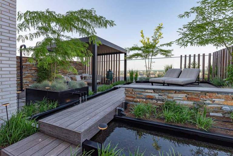Dakterras met houten tuinbank en groene borders