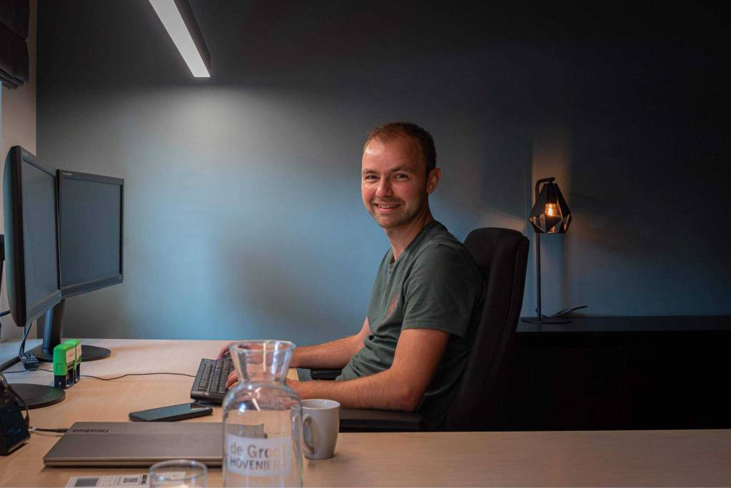 Medewerker aan bureau in een kantoor