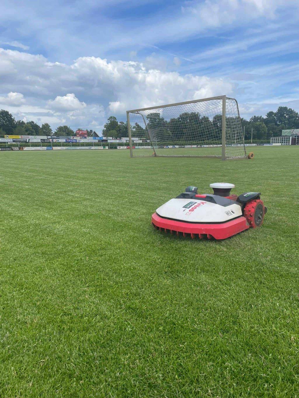 Robotmaaier op een sportveld