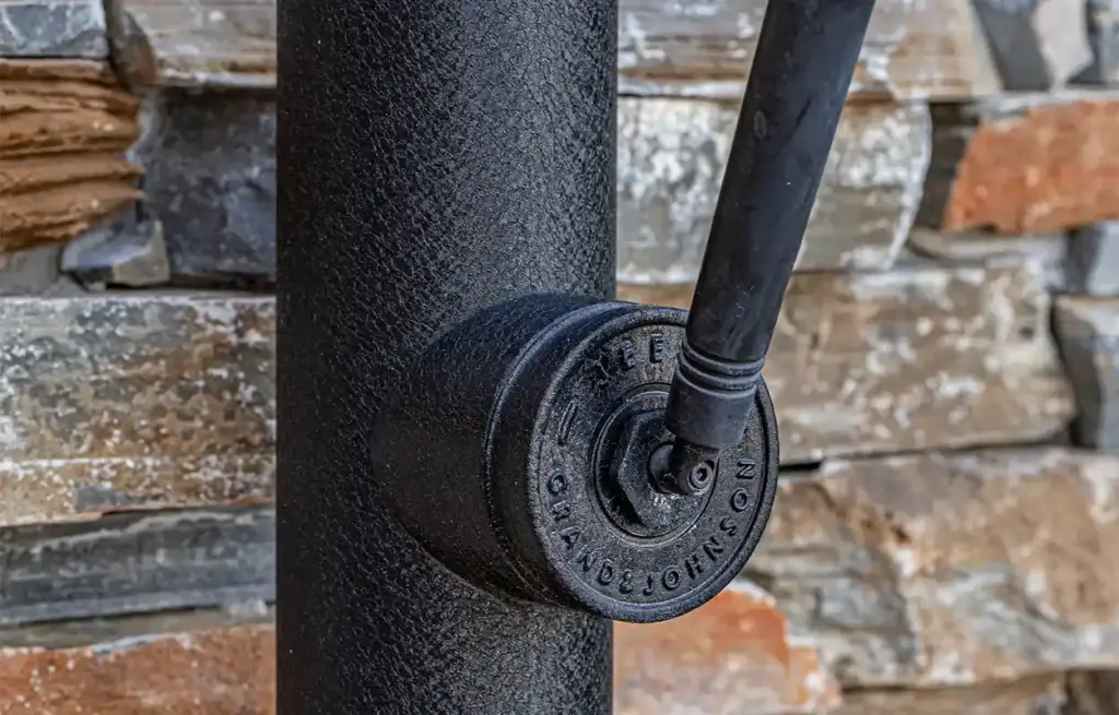Detail van kraan en slang van buitendouche