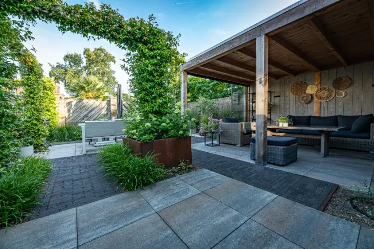 Terras met houten overkapping en groene beplanting