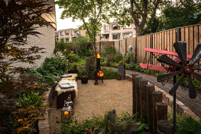 Grindterras met bank, tuinbeeld en tuinhaard