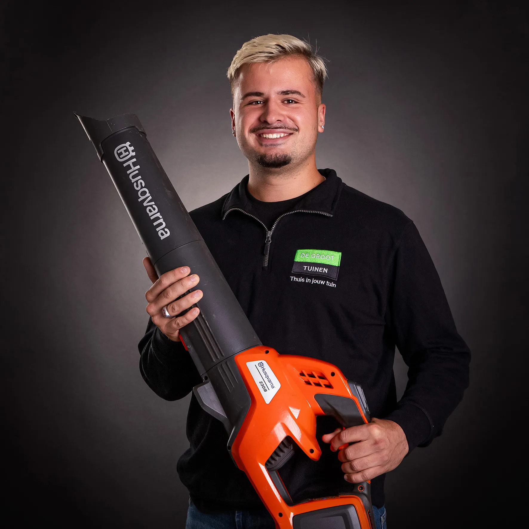 Teamlid met oranje heggenschaar