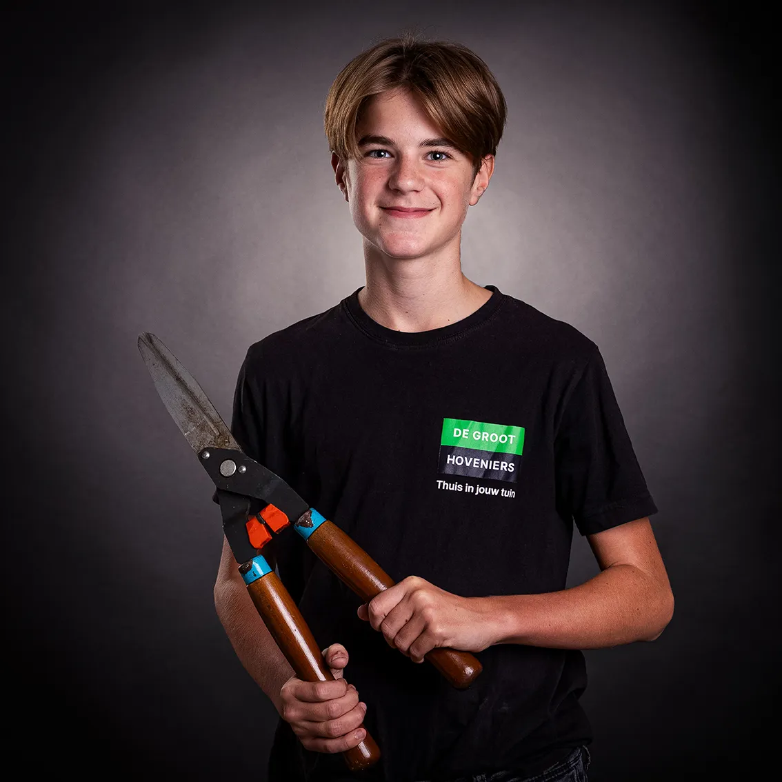 Teamlid met tuinschaar