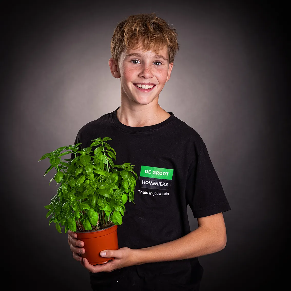 Teamlid met groene plant in een pot